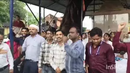 एमसीबी जिले में एनएचएम कर्मचारियों ने कलेक्टर को सौंपा 10 सूत्रीय मांग पत्र