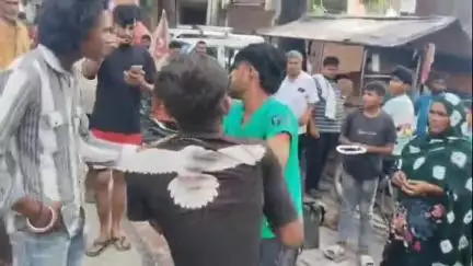 हसनपुर: हसनपुर नगर के बस अड्डे पर बीच सड़क पर फिल्मी स्टाइल में युवकों के दो गुटों के बीच हुई मारपीट, वीडियो हुआ वायरल
