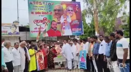 प्रतापगढ़: सिविल लाइन स्थित कांग्रेस कार्यालय में राज्यसभा में विपक्ष के उप नेता सांसद प्रमोद तिवारी के जन्मदिवस पर काटा गया केक