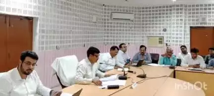बलिया: सूर्य मुक्त बिजली योजना में ग्रेड सी आने पर DM भड़के, जिला पंचायत राज अधिकारी को दी चेतावनी