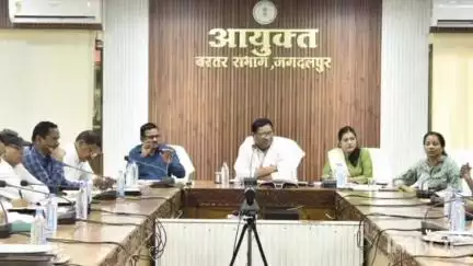 जगदलपुर: कमिश्नर डोमन सिंह ने संभागीय अधिकारियों को क्षेत्र भ्रमण कर योजनाओं के क्रियान्वयन की मॉनिटरिंग के दिए निर्देश