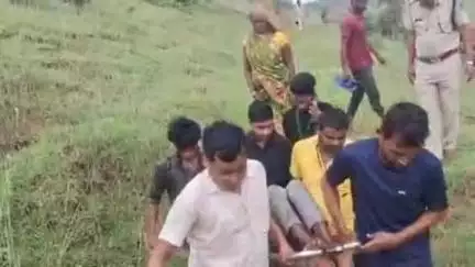 जरमुण्डी: बासुकीनाथ रेलवे स्टेशन के पास ट्रेन से गिरा युवक, सामाजिक कार्यकर्ता ने पहुंचाया अस्पताल