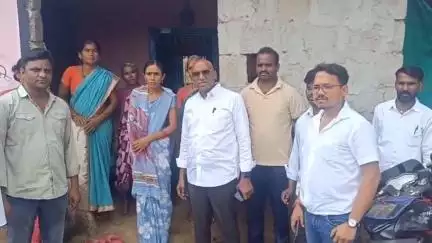 సిర్పూర్ టి: అగర్ గూడ గ్రామానికి చెందిన రాజశేఖర్ కుటుంబాన్ని పరామర్శించిన ఆర్ఎస్ ప్రవీణ్ కుమార్