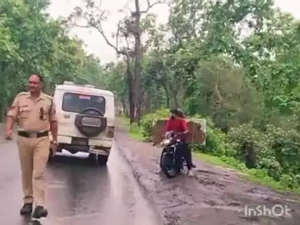 देवास नगर: इंदौर-बैतूल हाईवे पर धनतालाब घाट पर टाइल्स से भरा ट्रक पलटा, ग्रामीण टाइल्स ले गए, वीडियो वायरल