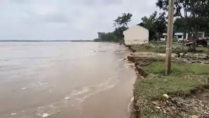 গোপীবল্লভপুর ২: সুর্বণরেখা নদীর জলস্তর বাড়ায় ক্রমশ ভাঙনের কবলে মালিঞ্চা গ্রাম,ভাঙন কবলিত এলাকা পরিদর্শন করলেন ADM,BDO ও OC