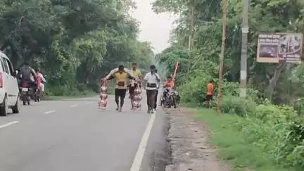 धनौरा: हरिद्वार से जल लेकर अपनी मंजिल की ओर बढ़ते शिव भक्त, गजरौला में बम बम भोले के जयकारे गूंजे