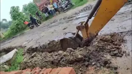 जलेसर: जलेसर के नगला गडरिया में जल भराव की समस्या का निदान, खबर चलने के बाद प्रशासन ने कार्य कराया प्रारंभ, वीडियो आया सामने