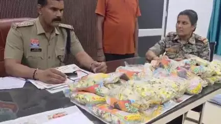 कांकेर: महादेव वार्ड मस्जिद के पीछे 37 पैकेट मुनक्का को अवैध रूप से रखने पर पुलिस ने की ज़ब्ती कार्रवाई