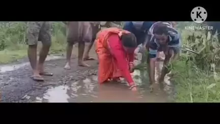 গঙ্গাজলঘাটি: বেহাল দশা রাস্তার জমা জলে গাছের চারা লাগিয়ে প্রতিবাদ জানালেন শালতোড়া  বিধায়িকা চন্দনা বাউরী