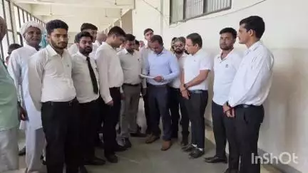 चरखी दादरी: च.दादरी में वकीलों ने DC के तबादले की मांग के साथ सीटीएम को ज्ञापन सौंपा, कार्यशैली पर उठाए सवाल