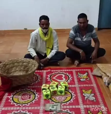 बड़ेराजपुर: बांसकोट चौकी पुलिस ने ग्राम हरवेल के साप्ताहिक बाजार में खुड़खुड़िया खेलाते ओडिशा के 2 आरोपियों को किया गिरफ्तार