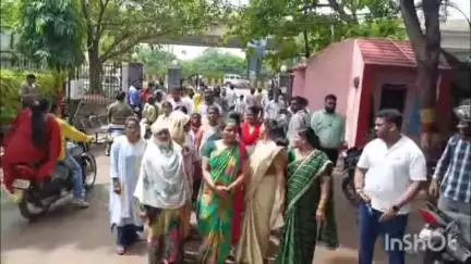 दुर्ग: खुर्सीपार में शराब दुकान हटाने की मांग को लेकर स्थानीय लोगों ने भिलाई निगम के मुख्य गेट पर प्रदर्शन #jansamasya