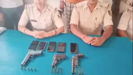 मोतिहारी: कोर्ट कैंपस परिसर के समीप पुलिस ने चार अभियुक्तों को किया गिरफ्तार, 02 अवैध देशी पिस्टल, 01 देसी कट्टा व कारतूस बरामद