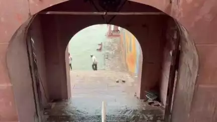दारागंज इलाके के शमशान घाट पर पानी भर गया, सड़क पर हो रहा है शवों का अंतिम संस्कार