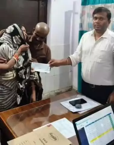मांझी: दाउदपुर के साधपुर में वज्रपात से हुई मौत के बाद पीड़ित परिवार को दी गई अनुदान राशि