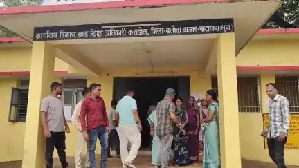 कसडोल: कसडोल इग्नाइट स्कूल में शिक्षकों की मांग को लेकर पालकों ने प्रभारी बीईओ को सौंपा ज्ञापन