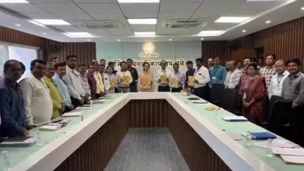 धुळे: "धुळे जिल्हा वार्षिक पतपुरवठा आराखड्याचे जिल्हाधिकारी विसपुते यांच्या हस्ते जिल्हाधिकारी कार्यालयात प्रकाशन"