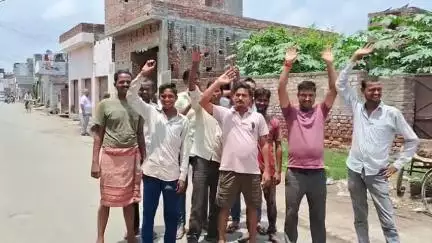 बिल्सी: मोहल्ला नंबर एक में जर्जर पोल बदलवाने की मांग करते हुए लोगों ने सड़क पर किया प्रदर्शन #jansamasya