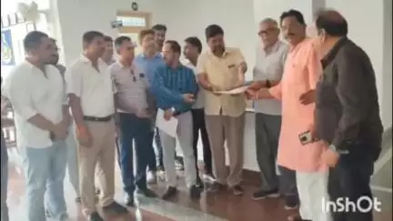 विदिशा नगर: CM के वाहन में पानीयुक्त ईंधन मिलने पर पंप संचालकों ने जांच में राहत के लिए कलेक्ट्रेट में दिया ज्ञापन