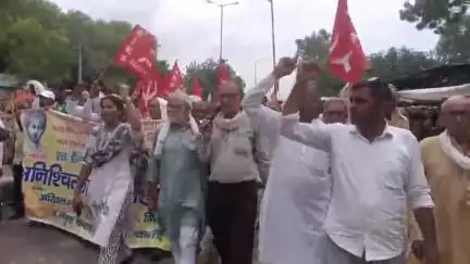 विभिन्न किसान संगठनों ने अपनी विभिन्न मांगों को लेकर एसडीएम लोहारू के कार्यालय के सामने किया प्रदर्शन।