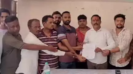 କଣ୍ଟାବାଞ୍ଜି: ବଙ୍ଗୋମୁଣ୍ଡା ରେ ସାହାରା ଜମାକାରୀ ଙ୍କ ପକ୍ଷରୁ ବଙ୍ଗୋମୁଣ୍ଡା ସରପଞ୍ଚ ଙ୍କୁ ଦେଲେ ଦାବିପତ୍ର