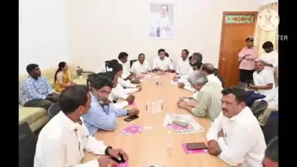కొత్తగూడెం: బిఆర్ఎస్ వర్కింగ్ ప్రెసిడెంట్ కేటీఆర్ తో తెలంగాణ బొగ్గు గని కార్మిక సంఘం నేతల సమావేశం