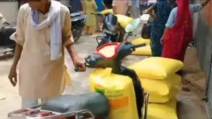 महेंद्रगढ़: रेलवे रोड स्थित सरकारी खाद बिक्री केंद्र पर यूरिया खाद के लिए किसानों की उमड़ी भीड़