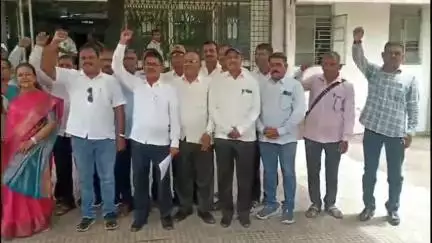 धुळे: जुनी पेन्शन योजना लागू करा अन्यथा जलसमाधी घेऊ, शिक्षकांचा जिल्हाधिकाऱ्यांना निवेदन देत इशारा