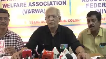 విశాఖపట్నం: ప్రస్తుత విద్యుత్ మీటర్ల స్థానంలో స్మార్ట్ మీటర్లను ఏర్పాటు చేయడం సరికాదు: మాజీ ఎమ్మెల్సీ ఎంవీఎస్ శర్మ, వార్వా సభ్యులు