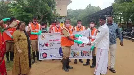 ಕೊಟ್ಟೂರು: ತಾಲ್ಲೂಕಿನ ಪಟ್ಟಣ ಪಂಚಾಯಿತಿ ಆವರಣದಲ್ಲಿ ನಮಸ್ತೆ ದಿನ ಆಚರಣೆ