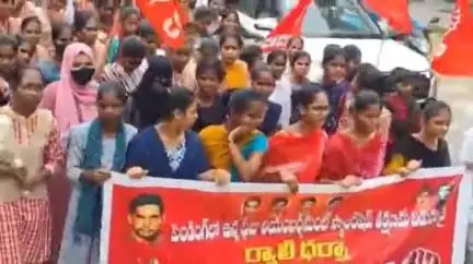 సంగారెడ్డి: పెండింగ్ స్కాలర్షిప్, ఫీజు రీయంబర్స్మెంట్‌ను వెంటనే విడుదల చేయాలని కోరుతూ PDSU ఆధ్వర్యంలో కలెక్టర్ కార్యాలయం ఎదుట ధర్నా