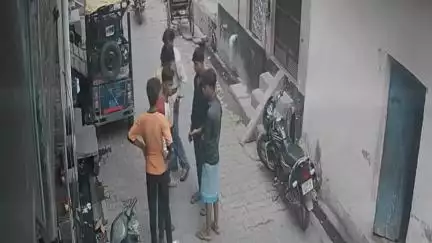 कोल: अलीगढ़ में दबंगों का आतंक, युवक पर ब्लेड से हमला, हमलावर CCTV में कैद हुए