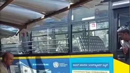 ಹಾಸನ: ಉದಯಗಿರಿ ಬಡಾವಣೆ ಬಳಿ ಅಂಗಡಿ ಮಳಿಗೆ ಮುಂಭಾಗದ ತಗಡಿನ ಶೀಟ್‌ಗೆ ಗುದ್ದಿದ ಖಾಸಗಿ ಶಾಲಾ ಬಸ್