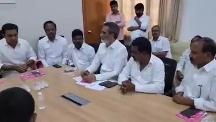 హిమాయత్ నగర్: తెలంగాణ భవన్‌లో సింగరేణి సమస్యలపై బొగ్గు గని కార్మిక సంఘం నేతలతో సమావేశమైన మాజీ మంత్రి కేటీఆర్