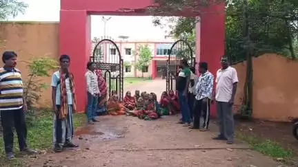 ସୁକିନ୍ଦା: ଶୁଦ୍ଧ ପାନୀୟ ଜଳ ପାଇବାରୁ ବଞ୍ଚିତ, ତହସିଲ ଅଫିସ ମୁଖ୍ୟ ଦ୍ଵାରରେ ଧାରଣାରେ ବସିଲେ ହରିପୁର ଗ୍ରାମବାସୀ #jansamasya