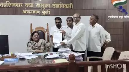 अंजनगाव सुर्जी: तहसील कार्यालय येथे स्मार्ट मीटर बसवू नये मागणीसाठी ग्राहकांचे तहसीलदारांमार्फत मुख्यमंत्र्यांना निवेदन