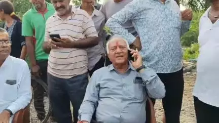 पाली: भारी बारिश के बाद जलभराव की स्थिति को लेकर विधायक भीमराज भाटी पहुंचे बीपीएल कॉलोनी, लोगों से की बातचीत