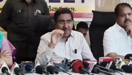 గత ప్రభుత్వ హయాంలో పేద ప్రజలకు దొంగ పట్టాలు ఇచ్చారని కలెక్టరేట్‌లో మంత్రి నారాయణ ఆరోపణ