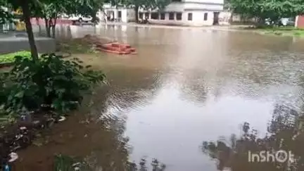 हसपुरा: झमा-झम बारिश से जलमग्न हुआ हसपुरा ब्लॉक परिसर, लोगों की बढ़ी परेशानी