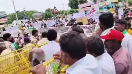 నగరంలో కలెక్టరేట్ వద్ద ఉద్రిక్తత, డంపింగ్ యార్డును రైతుల పొలాల్లో ఏర్పాటు చేయవద్దని నిరసన