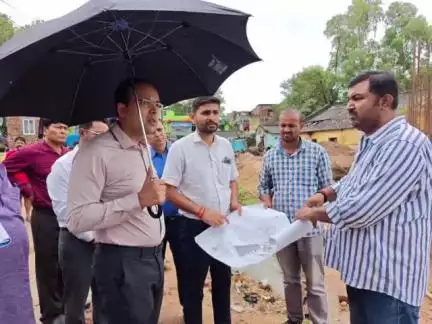 गया टाउन सीडी ब्लॉक: जिलाधिकारी शशांक शुभंकर ने निर्माणाधीन गयाजी धर्मशाला और ब्रह्मयोनि रोप-वे का किया निरीक्षण