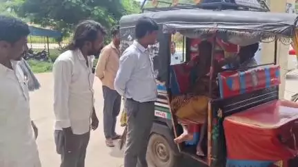 ಶೋರಾಪುರ: ತಹಶೀಲ್ದಾರ್ ಕಚೇರಿಗೆ ಬಂದ ವೃದ್ಧೆಯ ಸಮಸ್ಯೆ ಆಲಿಸಿ ಮಾನವೀಯತೆ ಮೆರೆದ ತಹಶೀಲ್ದಾರ್ ಸರಕಾವಸ್
