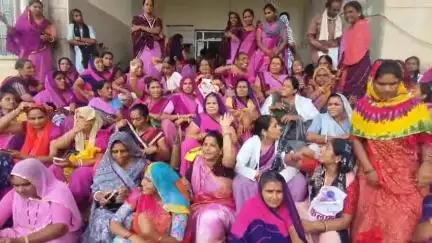 झालरापाटन: आंगनवाड़ी कार्यकर्ताओं ने E-KYC फेस कैप्चर व्यवस्था समाप्त करवाने की मांग को लेकर मिनी सचिवालय में DM को दिया ज्ञापन