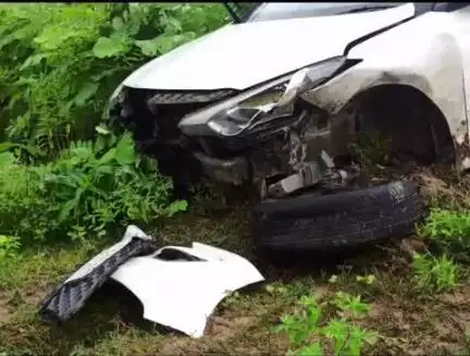 बहादुरगंज: रहमानगंज चौक NH 327 E पर तेज रफ्तार कार बोर्ड से टकराई, कोई हताहत नहीं