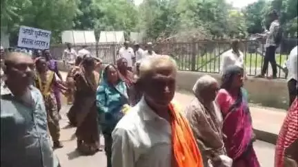 अमळनेर: पुनर्वसनासाठी बोहरेकरांचा शहरातील माजी मंत्री आमदार अनिल पाटील यांच्या घरावर मोर्चा