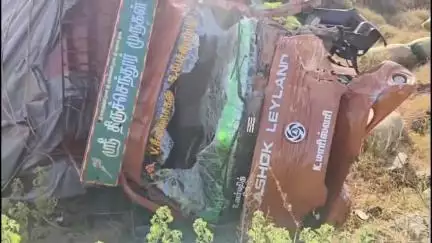 కొవ్వూరు: కొడవలూరు వద్ద డివైడర్‌ను ఢీకొన్న లారీ, డ్రైవర్‌కు తీవ్ర గాయాలు