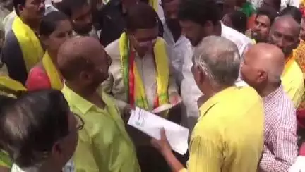 పిఠాపురంలో జయలక్ష్మి బ్యాంకు బాధితులకు న్యాయం చేయాలని మంత్రి నారాయణకు వినతిపత్రం అందజేత