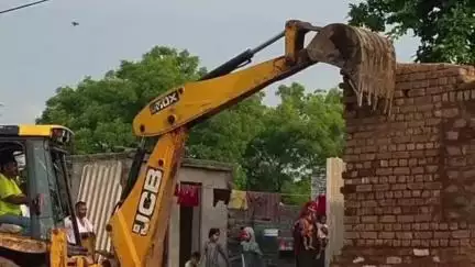 नूह: गांव साकरस में ग्राम पंचायत ने 2 दशकों बाद फिरनी के रास्ते को कराया कब्जा मुक्त, चलाया बुलडोजर