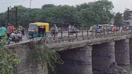 જામનગર શહેર: કાલાવડ નાકા બહાર આવેલો, રંગમતી નદી પરનો મુખ્ય અને જર્જરીત બ્રિજ ભારે વાહનો માટે પ્રતિબંધ