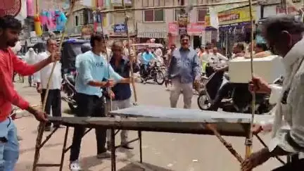 मंदसौर: गांधी चौराहा से घंटाघर क्षेत्र तक सड़क पर अतिक्रमण, नप एवं यातायात पुलिस ने की संयुक्त कार्रवाई